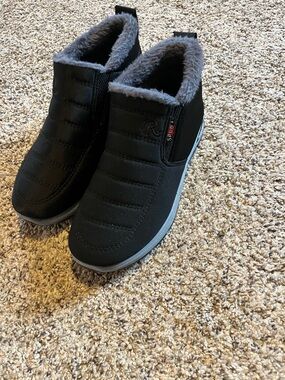 Women's Black Faux-Fur Lined Slip-On Winter Shoes